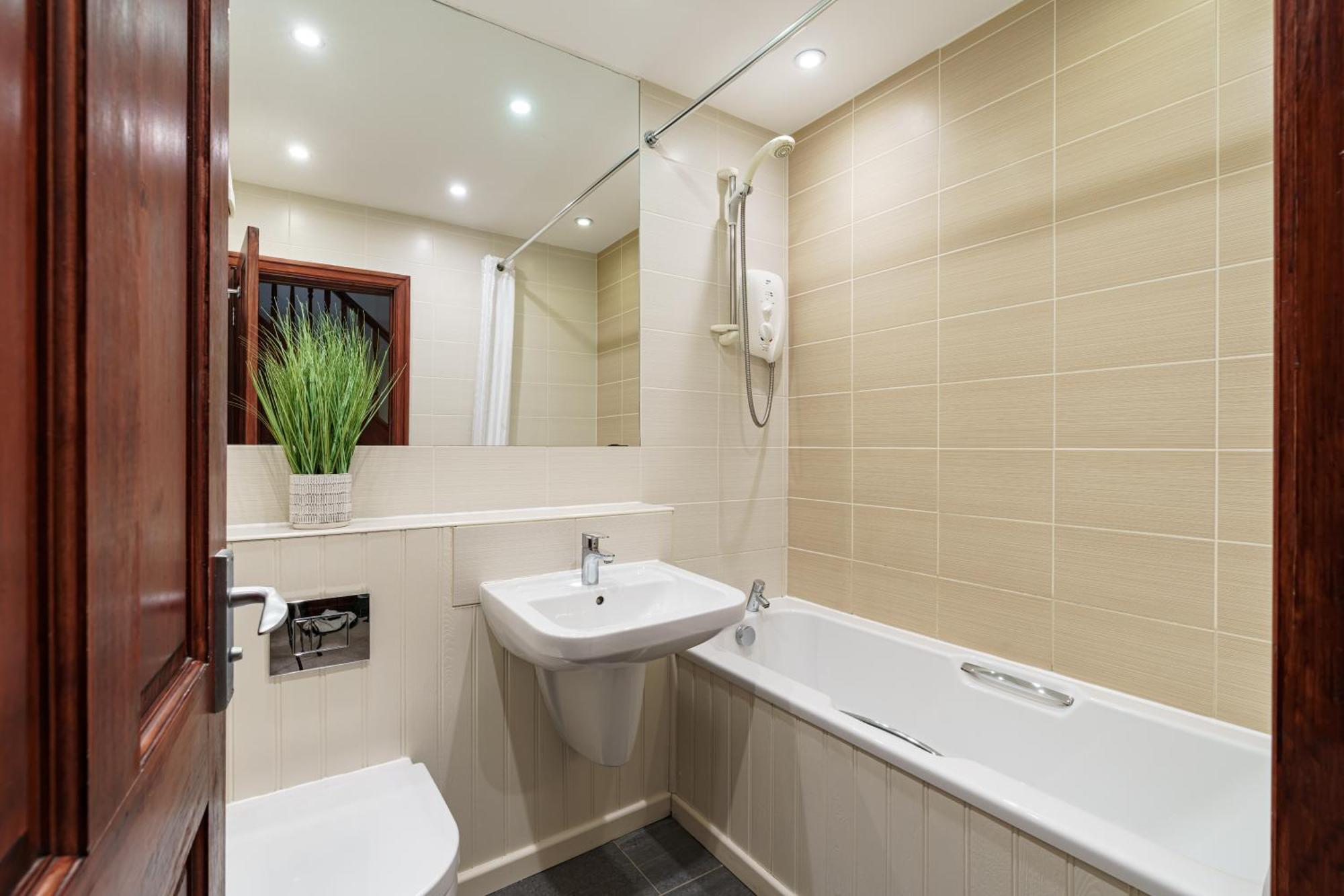 2 Bedroom Lake District Cottage At Windermere Marina Village 보우네스온윈더미어 외부 사진
